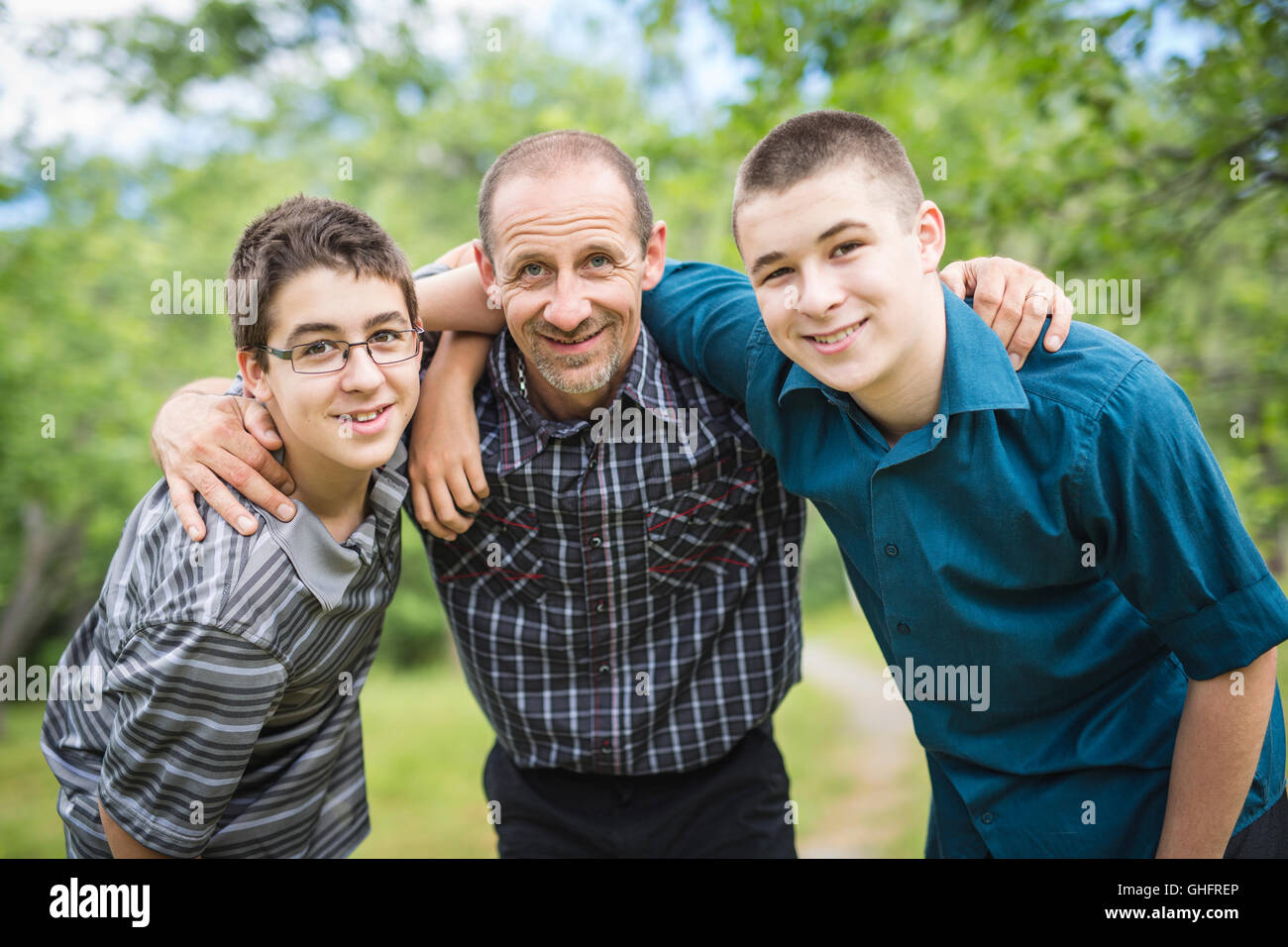 Ritratto di padre Felice e ragazzo adolescente all'aperto. Foto Stock