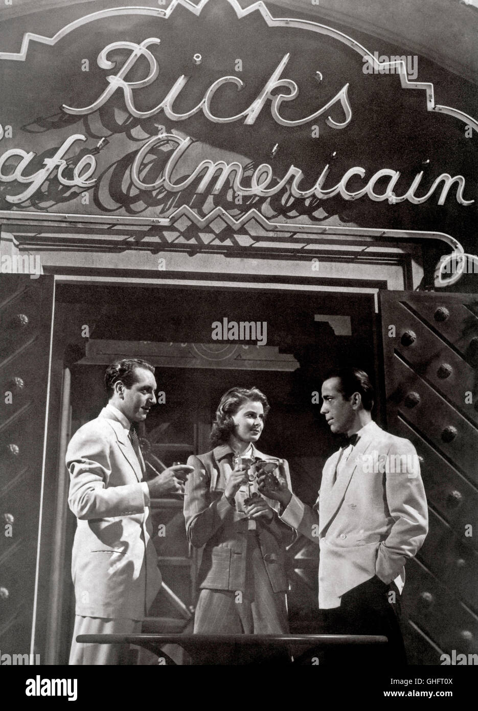 Cocktail in Rick's Cafe Americain: Paul Henreid, INGRID BERGMAN, Humphrey Bogart Regie: Michael Curtiz Foto Stock