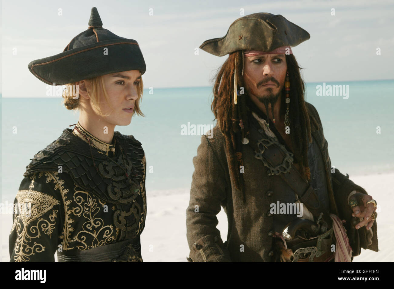 Pirati dei Caraibi - Am Ende der Welt / Elizabeth Swann (Keira Knightley)  und Jack (Johnny Depp) Regie: Gore Verbinski aka. Pirati dei Caraibi 3 Foto  stock - Alamy