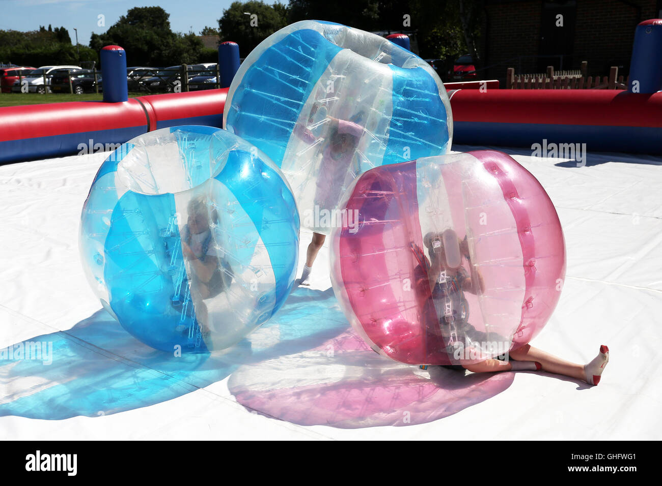 Zorbing divertente come parte di un gioco all'aperto sessione al Parco Jubliee in Nord Bersted, West Sussex, Regno Unito. Martedì 9 agosto 2016. Phot Foto Stock