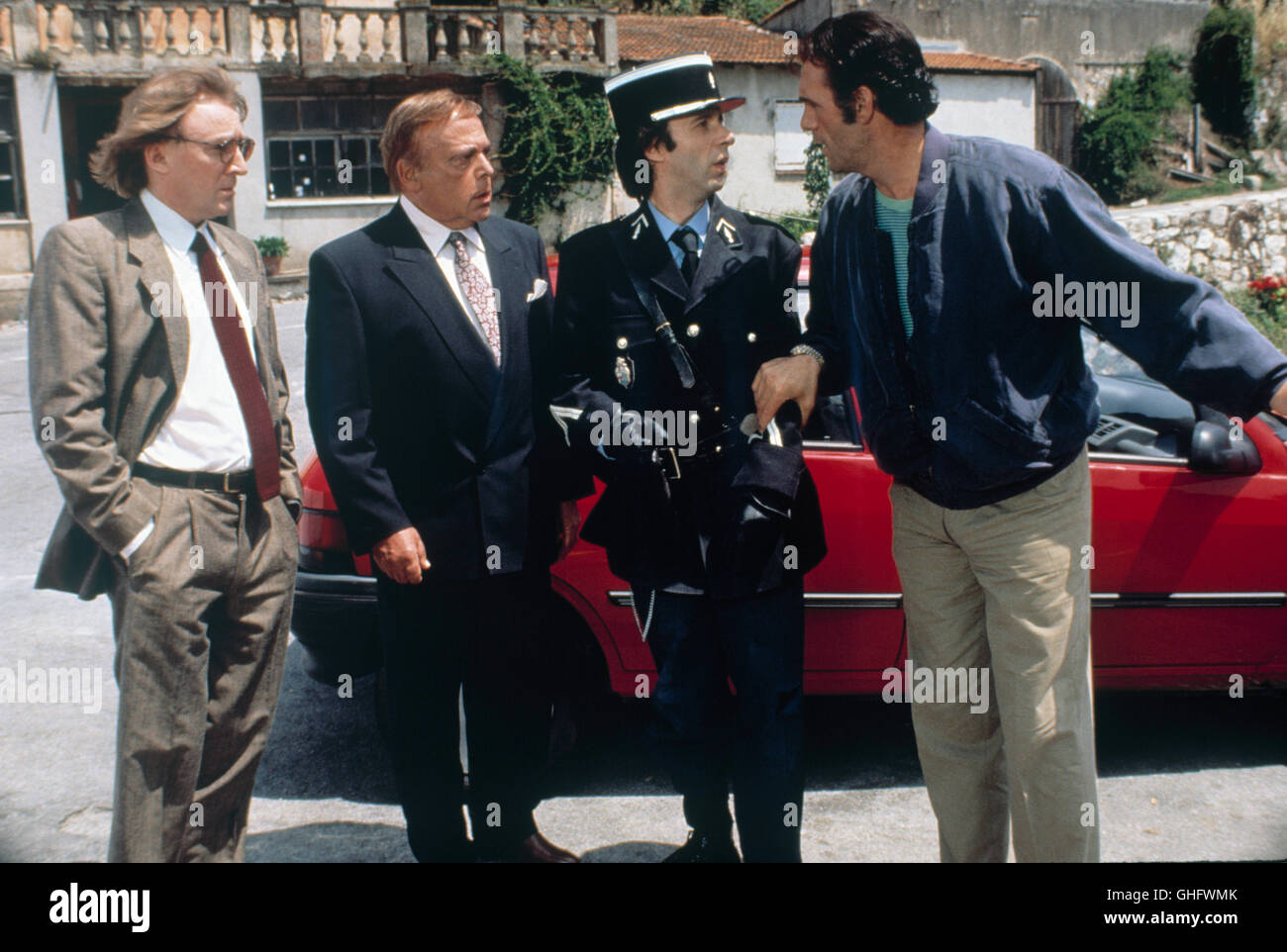 Da sinistra a destra: DERMOT CROWLEY, HERBERT LOM, ROBERTO BENIGNI E ROBERT DAVI correre in ogni altra-letteralmente in Blake Edwards Commedia. Regie: Blake Edwards Foto Stock