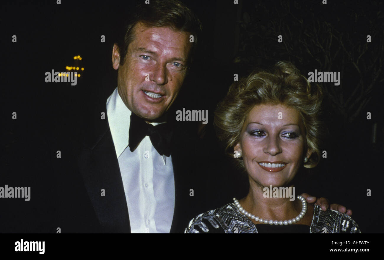 ROGER MOORE, Data di nascita: 14 ottobre 1927, Stockwell Londra, Regno Unito. Celebrare il suo ottantesimo compleanno il 14. ott. 2007. Roger Moore con la moglie Luisa Mattioli (1979). Foto Stock