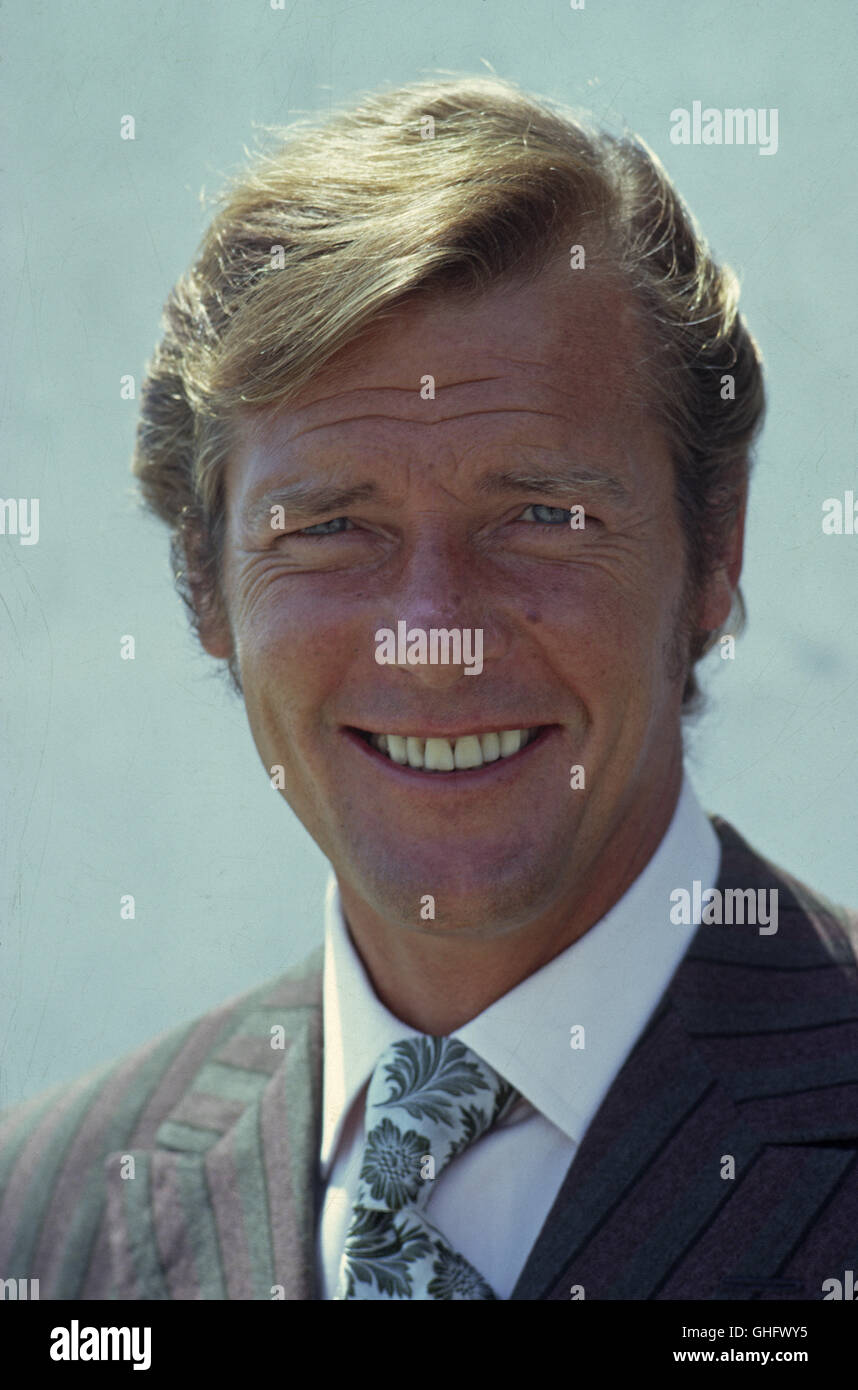 ROGER MOORE, Data di nascita: 14 ottobre 1927, Stockwell Londra, Regno Unito. Celebrare il suo ottantesimo compleanno il 14. ott. 2007. Ritratto (1970s) Foto Stock