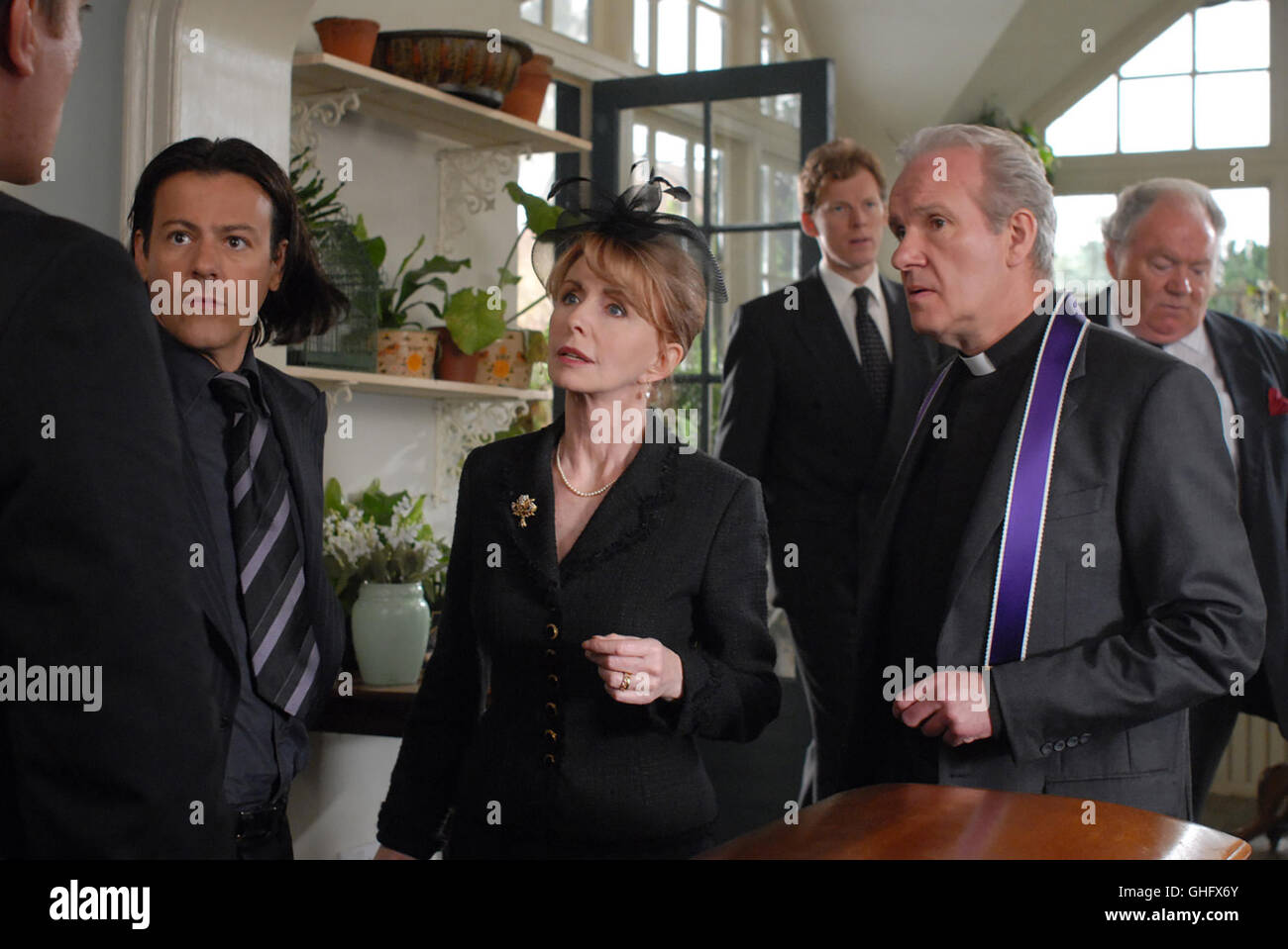 Sterben für Anfänger / Robert (RUPERT GRAVES), seine Mutter Sandra (JANE ASHER) und der Pfarrer (THOMAS WHEATLEY) Regie: Frank Oz aka. La morte a un funerale Foto Stock