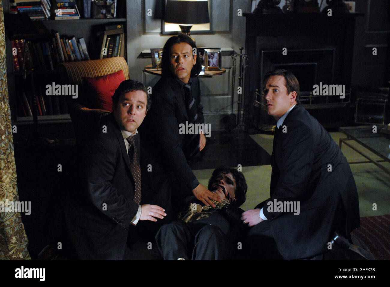 Sterben für Anfänger / Daniel (MATTHEW MCFADYEN, re.), sein Bruder Robert (RUPERT GRAVES, 2.v.l.) und Howard (ANDY NYMAN) haben ein Problema: Peter (PETER DINSLAGE, mi.) ein pikantes Geheimnis verraten Regie: Frank Oz aka. La morte a un funerale Foto Stock
