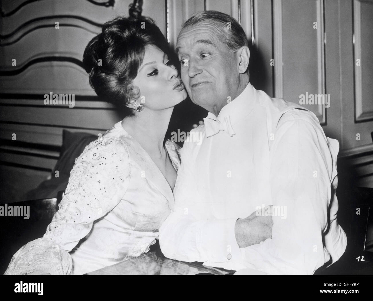 SOPHIA LOREN (come la principessa Olympia) e Maurice Chevalier (come il Principe Filippo) in ' un soffio di scandalo ' (1960) Foto Stock