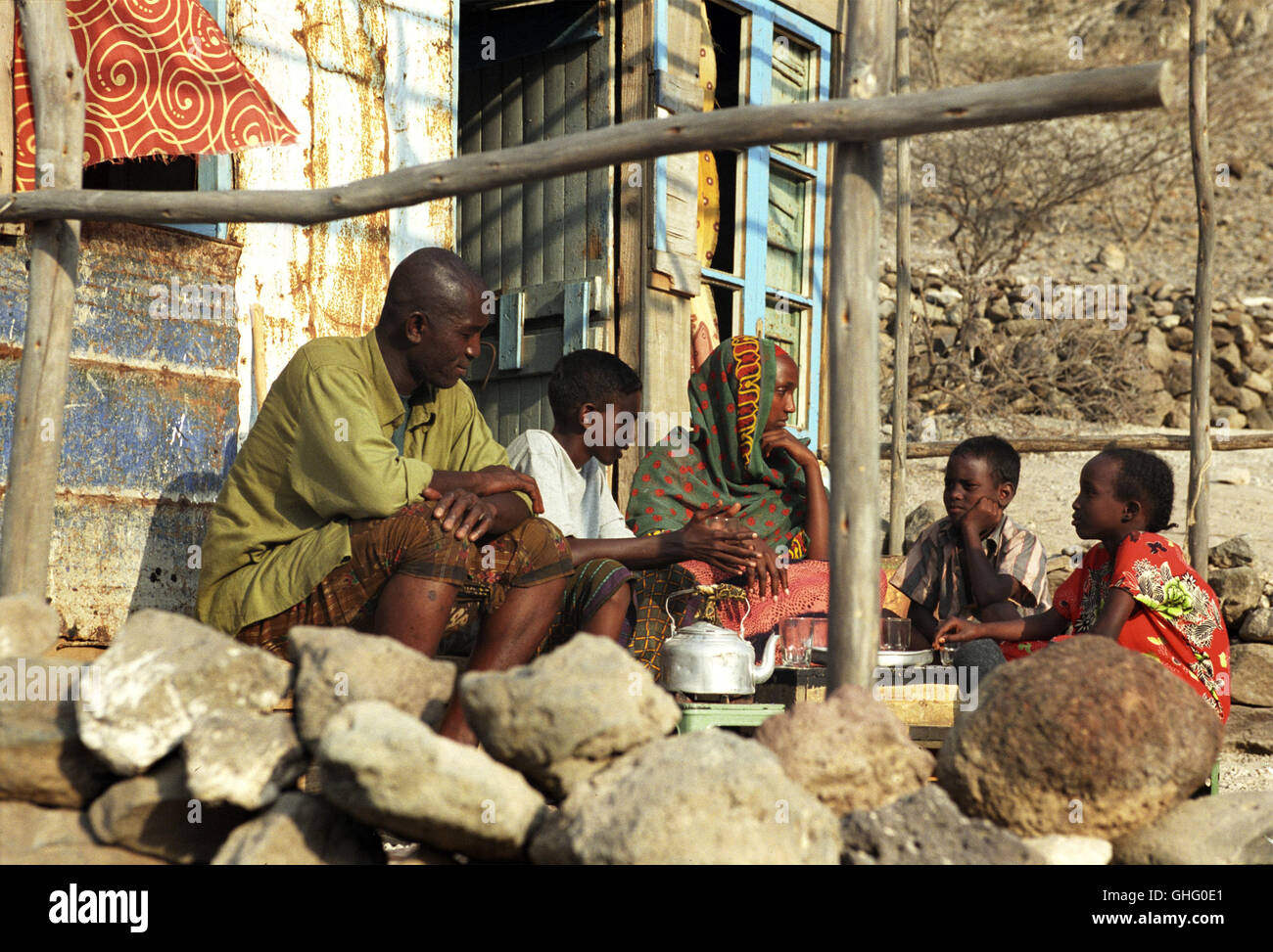 Als der Vento den Sand berührte / Rahne (ISSAKA SAWADOGO) und seine Familie: Ravil (Ahmed Ibrahim MOHAMED), Mouna (CAROLE KAREMERA), Ako (DETTO ABDALLAH MOHAMED) und Shasha (ASSAM NOUMAN ADEN) Regie: Marion Hänsel aka. Suoni di sabbia Foto Stock