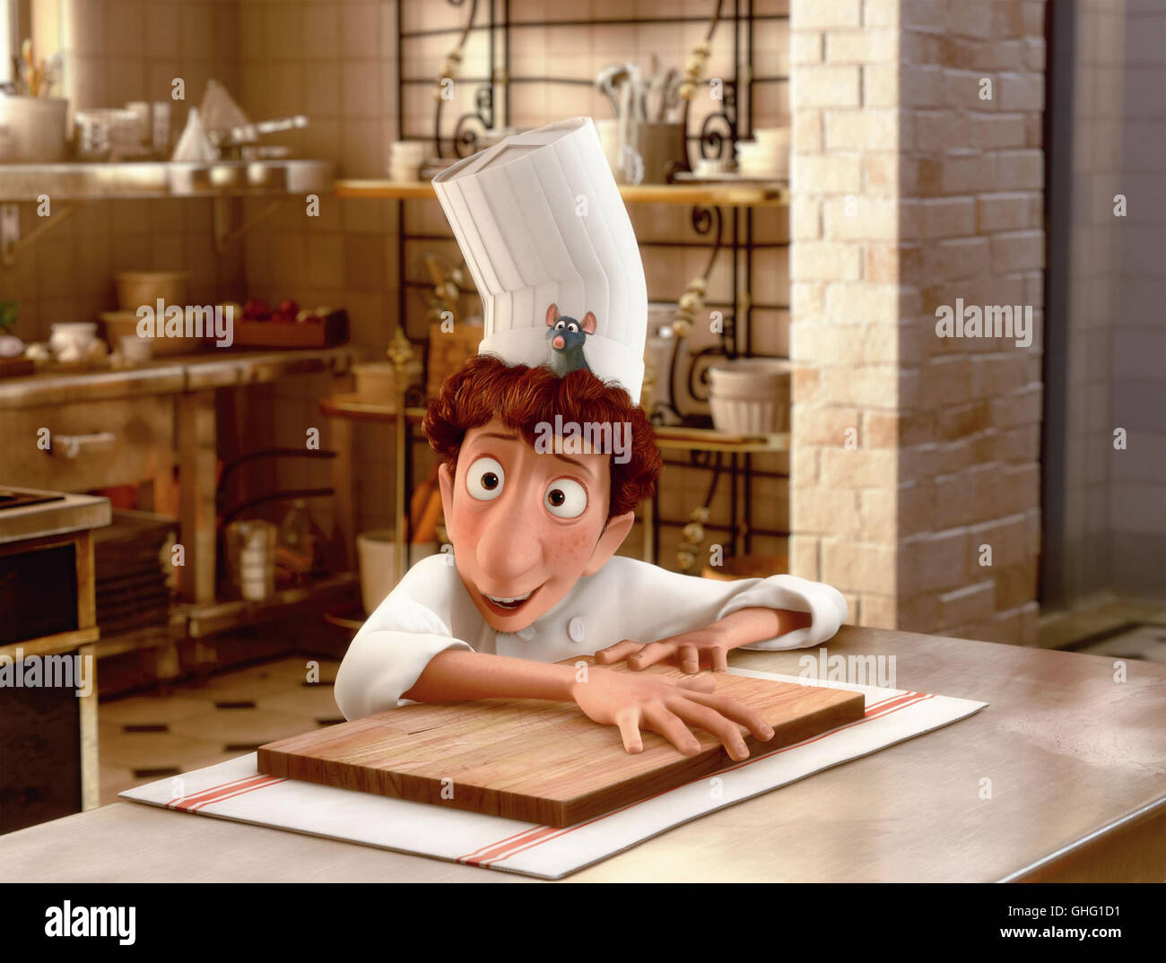 Ratatouille / Wir haben auf dem Foto eine kleine Ratte versteckt, wer sie findet, darf sich zur Belohnung abends eine RATATOUILLE kochen! Szene mit LINGUINI und REMY Regie: Brad Bird alias. Ratatouille Foto Stock
