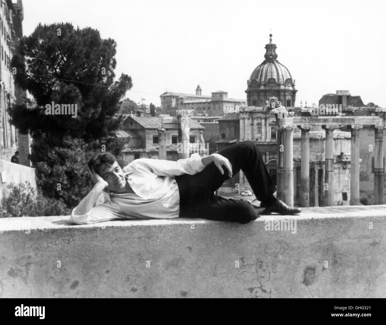 JEAN-PIERRE CASSEL durante una vacanza a Roma. Regie di Philippe de Broca Foto Stock