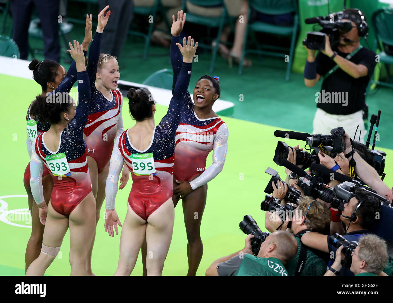 Stati Uniti d'America's Simone Biles (destra) e compagni di squadra celebrare vincere l'oro nel femminile della squadra di ginnastica finale al Rio Olympic Arena il quarto giorno del Rio Giochi Olimpici, Brasile. Foto Stock