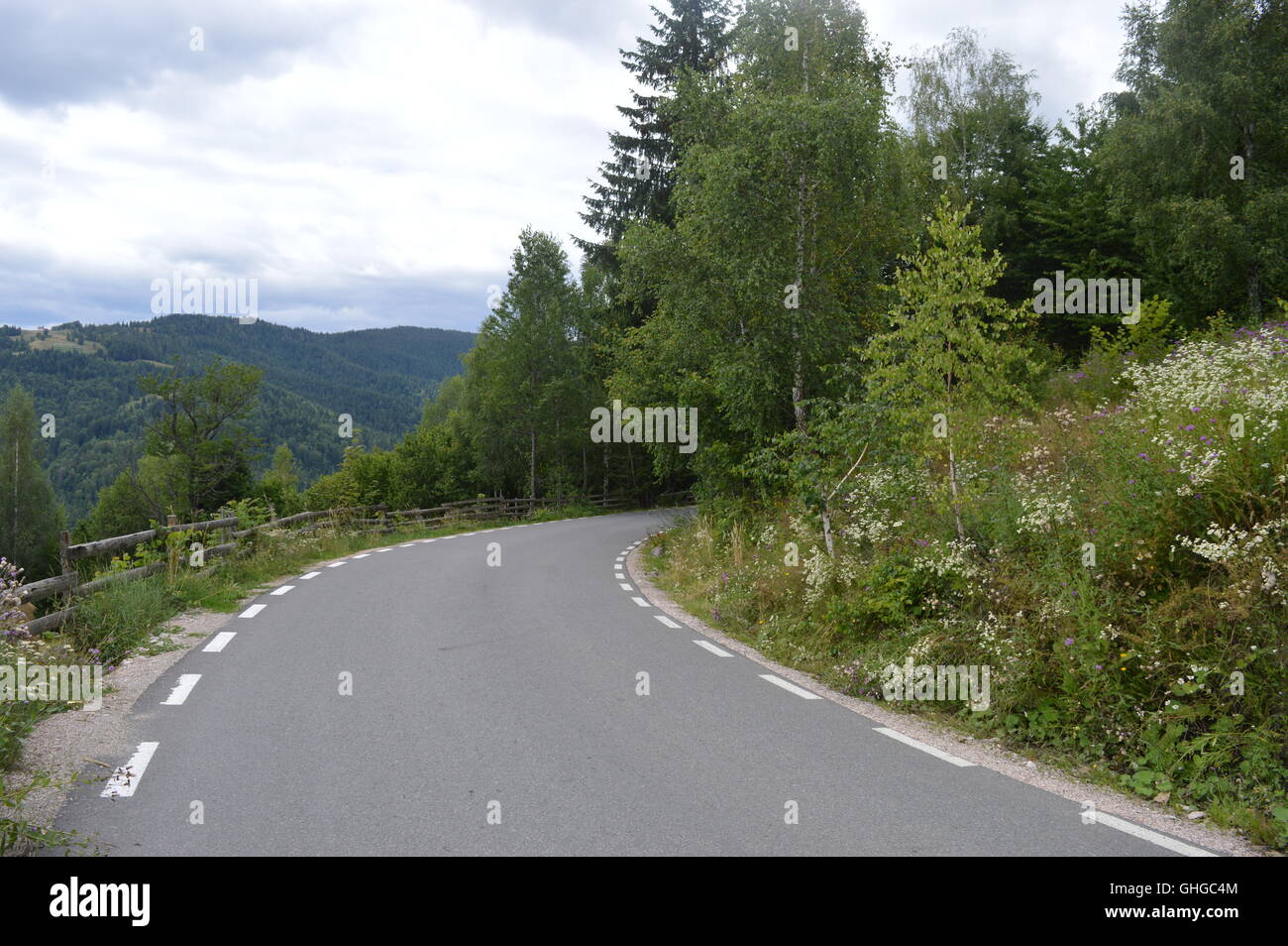 Una strada sulla cima di una collina Foto Stock