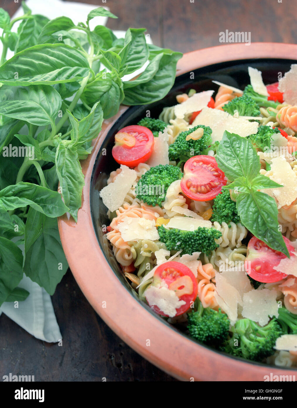 Fresco e salutare insalata di pasta servita in una grande ciotola. Foto Stock