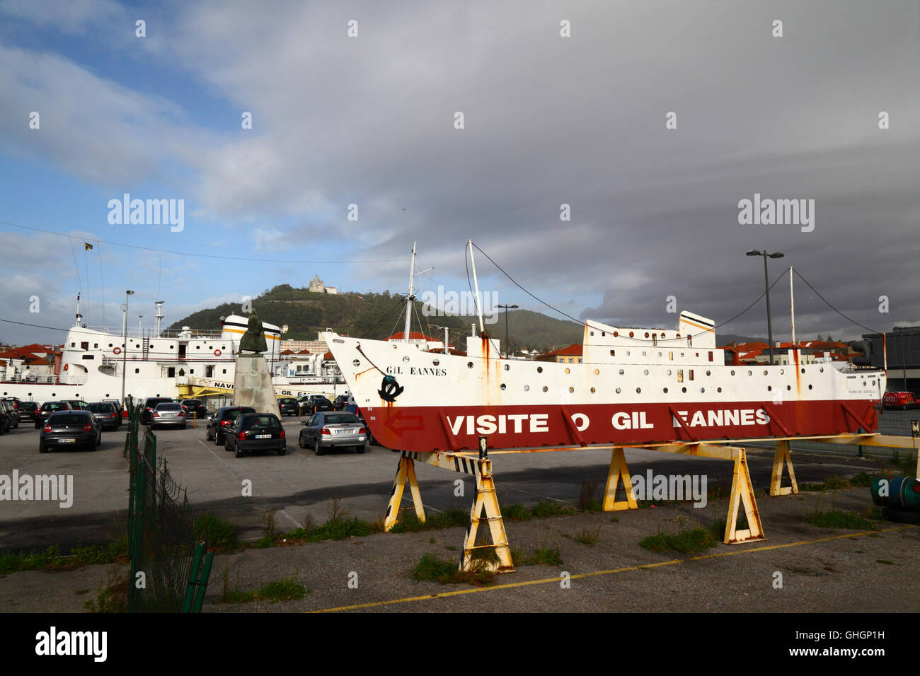 Segno nel parco auto incoraggiando le visite al Gil Eannes, un ex nave ospedale, ora un museo di Viana do Castelo, Portogallo settentrionale Foto Stock
