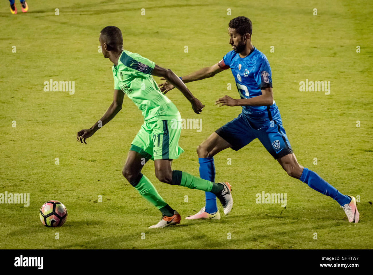 Londra, Regno Unito. 8 agosto, 2016. Ageel Balghaith (L) Salman Al-Faraj (R). Al-Ahli vs Al-Hilal Arabia Super Cup match finali a Craven Cottage, Fulham Football Club Credito: Guy Corbishley/Alamy Live News Foto Stock