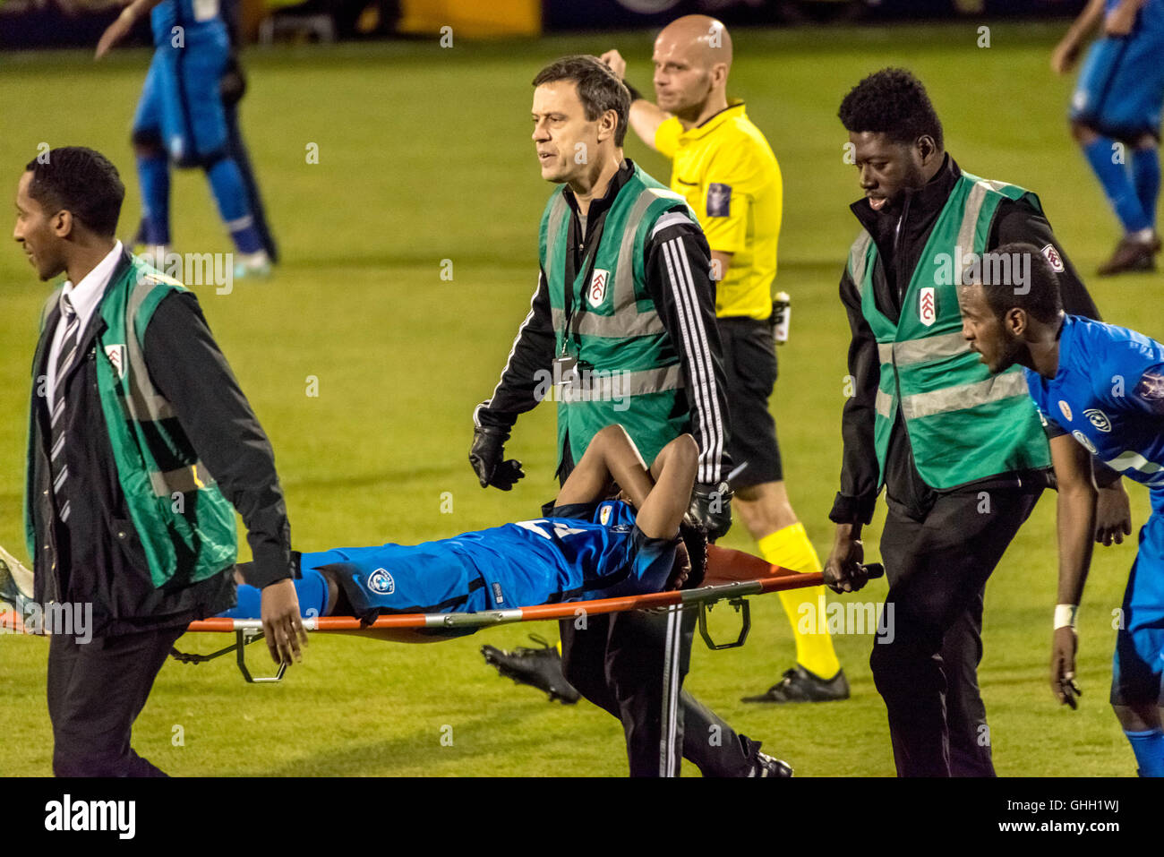 Londra, Regno Unito. 8 agosto, 2016. Un giocatore dal team Al-Hilal è portato via con lesioni durante Al-Ahli vs Al-Hilal Arabia Super Cup match finali a Craven Cottage, Fulham Football Club Credito: Guy Corbishley/Alamy Live News Foto Stock