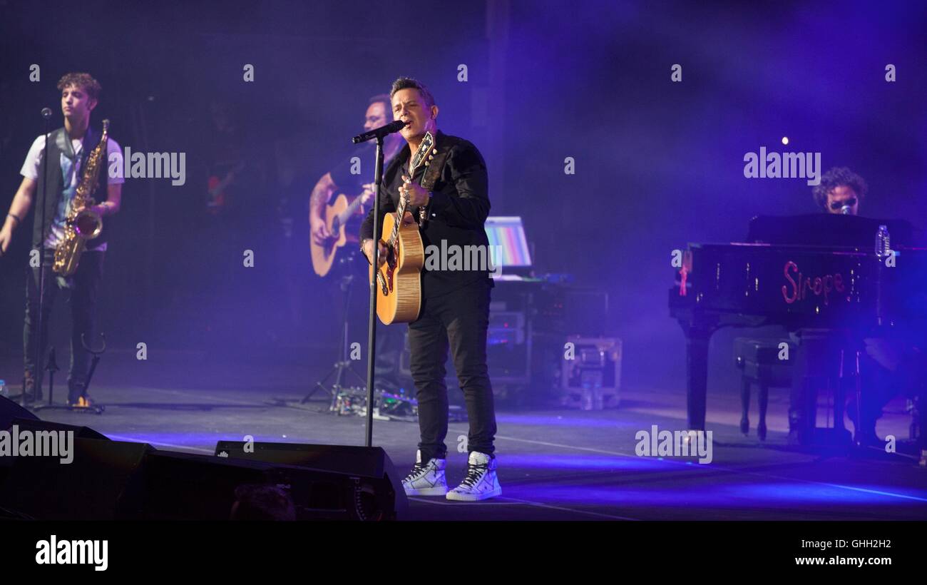 Agosto 10, 2016 - Alejandro Sanz ha appeso il segno i biglietti non oggi a Marbella Starlite concerto dove 3000 persone ha cantato tutti i loro successi e le canzoni © Fotos Lorenzo Carnero/ZUMA filo/Alamy Live News Foto Stock