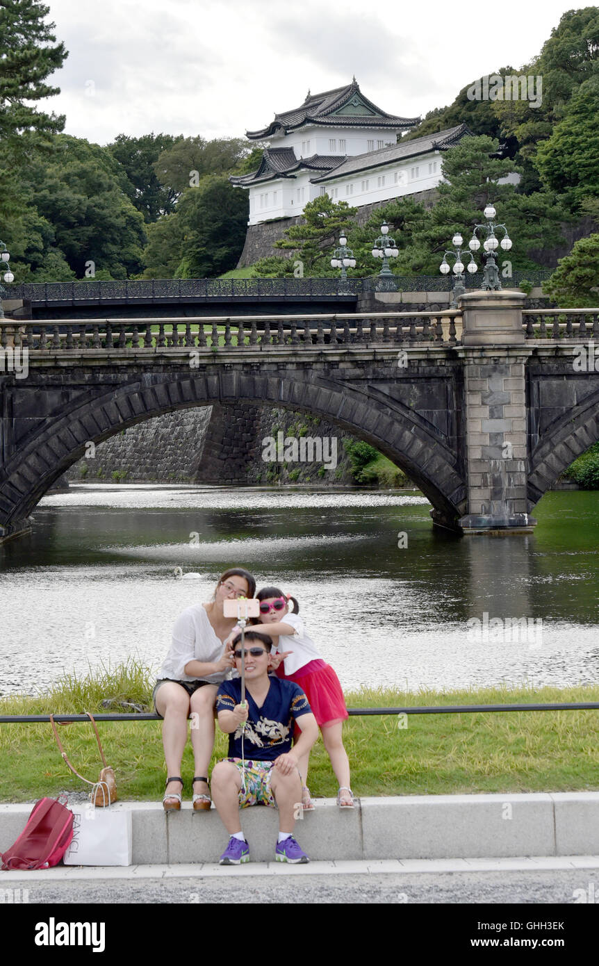 Tokyo, Giappone. 8 Ago, 2016. I turisti stranieri gregge nel Palazzo Imperiale motivi a Tokyo lunedì 8 agosto 2016. Dal palazzo, l'imperatore Akihito gli indirizzi per la nazione, esprimendo il suo pensiero su abdicazione in un messaggio video. Il 82-anno-vecchio monarch detta diminuzione di salute possono ostacolare la capacità di adempiere ai suoi compiti come simbolo dell'imperatore. L'imperatore salì al trono nel 1989 in seguito alla morte di suo padre, l'imperatore Hirohito. © Natsuki Sakai/AFLO/Alamy Live News Foto Stock