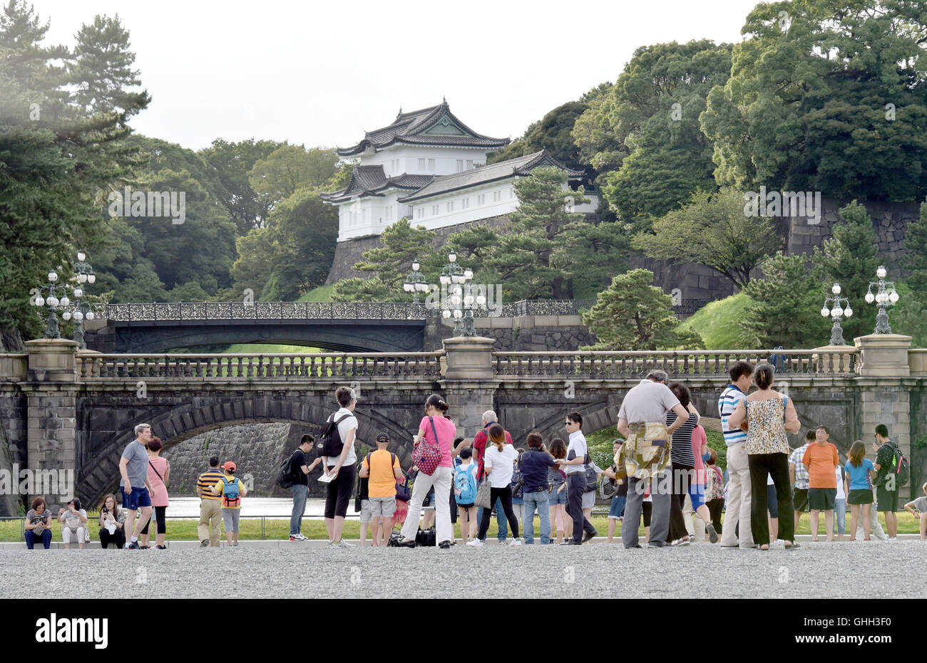 Tokyo, Giappone. 8 Ago, 2016. I turisti stranieri gregge nel Palazzo Imperiale motivi a Tokyo lunedì 8 agosto 2016. Dal palazzo, l'imperatore Akihito gli indirizzi per la nazione, esprimendo il suo pensiero su abdicazione in un messaggio video. Il 82-anno-vecchio monarch detta diminuzione di salute possono ostacolare la capacità di adempiere ai suoi compiti come simbolo dell'imperatore. L'imperatore salì al trono nel 1989 in seguito alla morte di suo padre, l'imperatore Hirohito. © Natsuki Sakai/AFLO/Alamy Live News Foto Stock