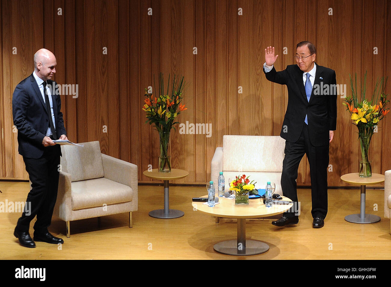 Buenos Aires, Argentina. Il 9 agosto, 2016. Segretario Generale delle Nazioni Unite Ban Ki-moon (R) soddisfa con Buenos Aires Mayor Horacio Rodriguez Larreta in Buenos Aires, capitale dell'Argentina, e il Agosto 9, 2016. Ban Ki-moon lunedì ha esortato la comunità internazionale a condividere la responsabilità nel trattare con la crisi dei profughi. Credito: Victoria Egurza/TELAM/Xinhua/Alamy Live News Foto Stock