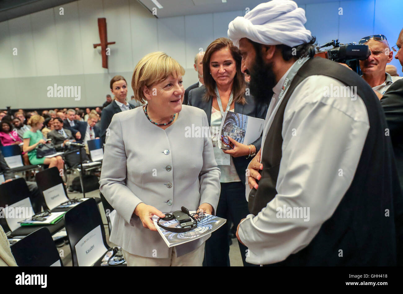 Berlino, Germania. 14 Settembre, 2016. Il cancelliere Angela Merkel (CDU) parlare con Saboor Hamdullah Hamdullah (r) dal Pakistan durante il Parlamentarian Conferece presso il Bundestag a Berlino, Germania, 14 settembre 21016. La Conferenza Parlamentarian con delegati internazionali è organizzata dalla CDU/CSU frazione di unione con il titolo "La tutela di un diritto in via di estinzione - Libertà di credo e di coscienza nella cooperazione internazionale". Credito: dpa picture alliance/Alamy Live News Foto Stock