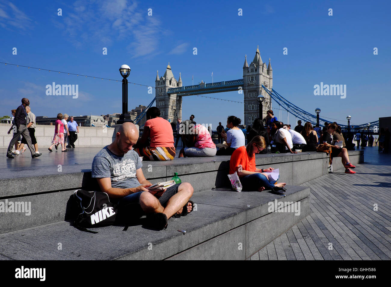 Meteo Regno Unito: Londra 14 settembre 2016 londinesi approfitta di un altro giorno di cielo blu sopra il capitale come rilassarsi vicino al Tower Bridge Credito: Paolo Swinney/Alamy Live News Foto Stock