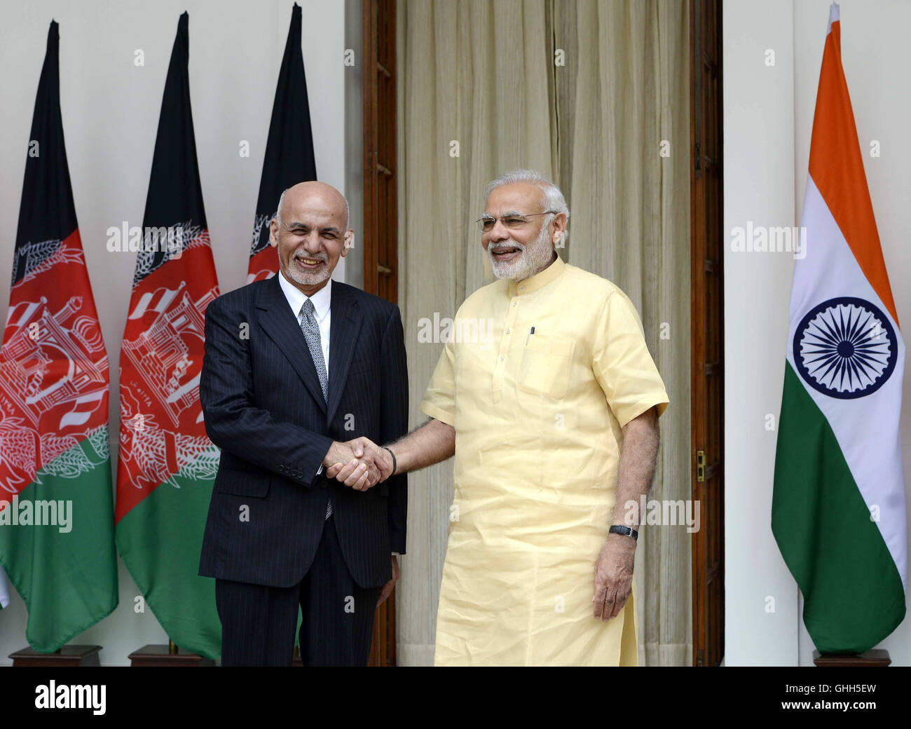 New Delhi, India. Xiv Sep, 2016. Primo Ministro indiano Narendra Modi (R) scuote le mani con il Presidente afghano Ashraf Ghani prima del loro incontro a New Delhi, India, Sett. 14, 2016. India e Afghanistan Mercoledì inchiostrato tre patti, compreso un trattato di estradizione, dopo aver visitato il Presidente afghano Ashraf Ghani avuto colloqui con il Primo Ministro indiano Narendra Modi nella capitale nazionale su una vasta gamma di questioni di interesse reciproco. Credito: Partha Sarkar/Xinhua/Alamy Live News Foto Stock