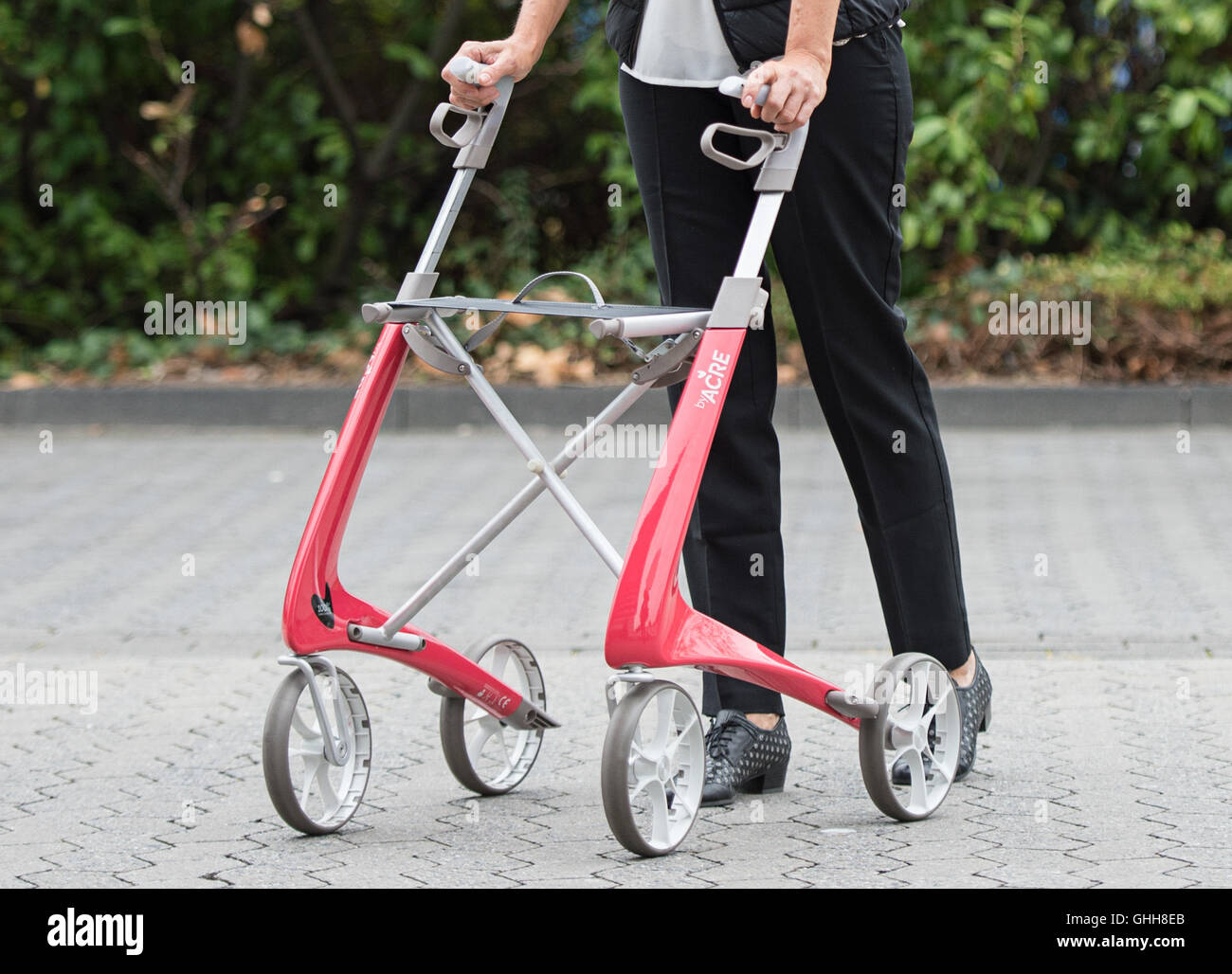 Duesseldorf, Germania. 28 Sep, 2016. Un modello a piedi con un design assistenza a piedi dalla società Topro durante la fase di apertura della international care fair 'Rheacare' a Duesseldorf in Germania, 28 settembre 2016. La fiera durerà fino al 1 ottobre 2016. Foto: WOLFRAM KASTL/dpa/Alamy Live News Foto Stock