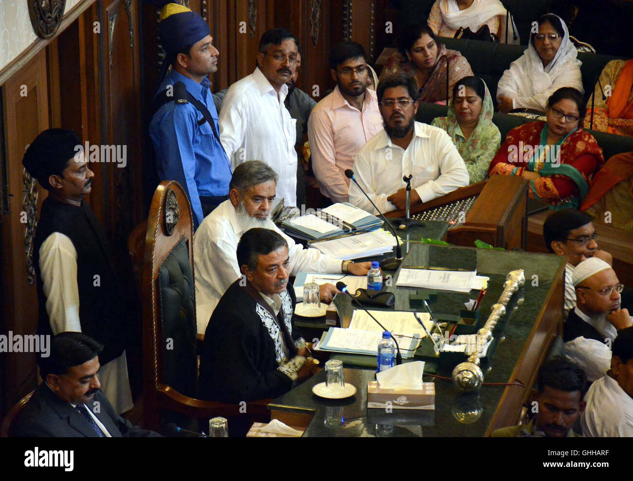 La prima sessione di Karachi Metropolitan Assembly viene effettuata sotto la presidenza del Vice Sindaco Arshad Vohra, mercoledì 28 settembre, 2016. Foto Stock