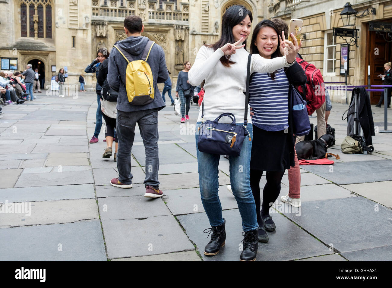 Bath, Regno Unito, 28 settembre, 2016. Oggi il clima caldo ha attirato grandi folle di visitatori al bagno,due turisti sono illustrati prendendo un selfie davanti all Abbazia di Bath. Credito: lynchpics/Alamy Live News Foto Stock