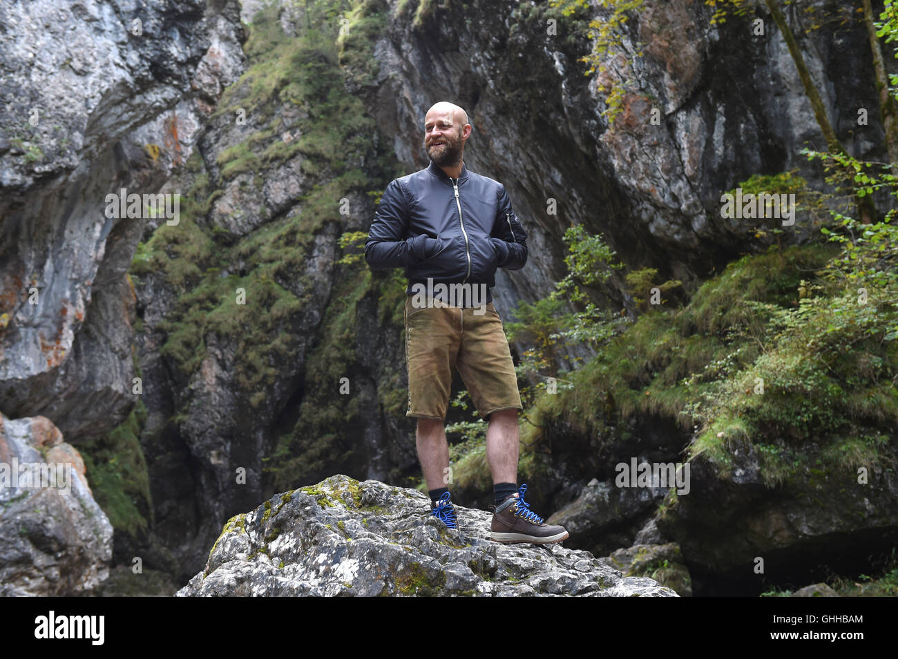 Eschenlohe, Germania. Il 27 settembre, 2016. Attore Juergen Vogel raffigurata sul set di Iceman (AT) - Die Legende von Oetzi (lit. ICEMAN (AT) - La leggenda di Oetzi) in Eschenlohe, Germania, 27 settembre 2016. Foto: FELIX HOERHAGER/DPA/Alamy Live News Foto Stock