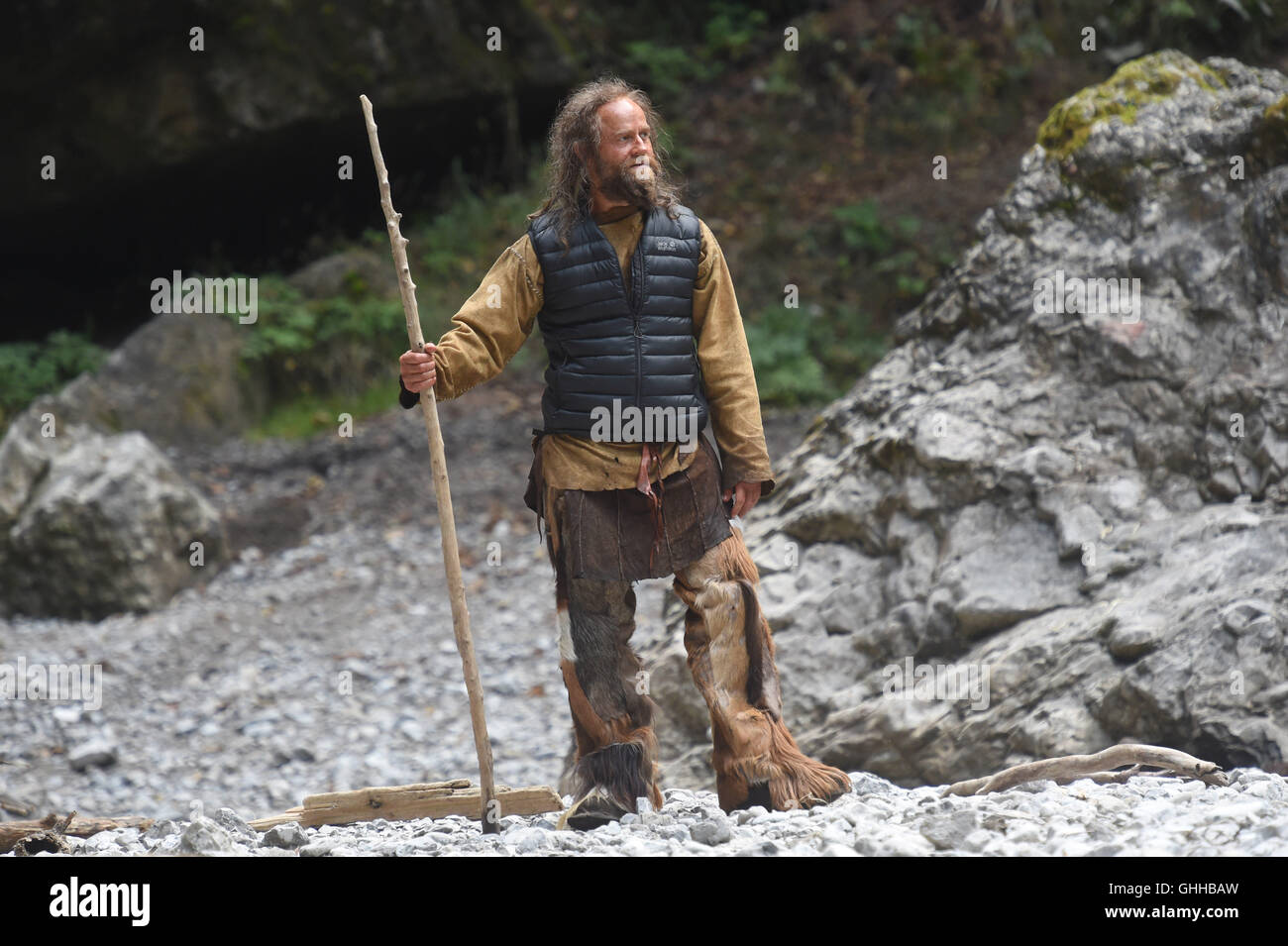 Eschenlohe, Germania. Il 27 settembre, 2016. Attore Juergen Vogel raffigurata sul set di Iceman (AT) - Die Legende von Oetzi (lit. ICEMAN (AT) - La leggenda di Oetzi) in Eschenlohe, Germania, 27 settembre 2016. Foto: FELIX HOERHAGER/DPA/Alamy Live News Foto Stock