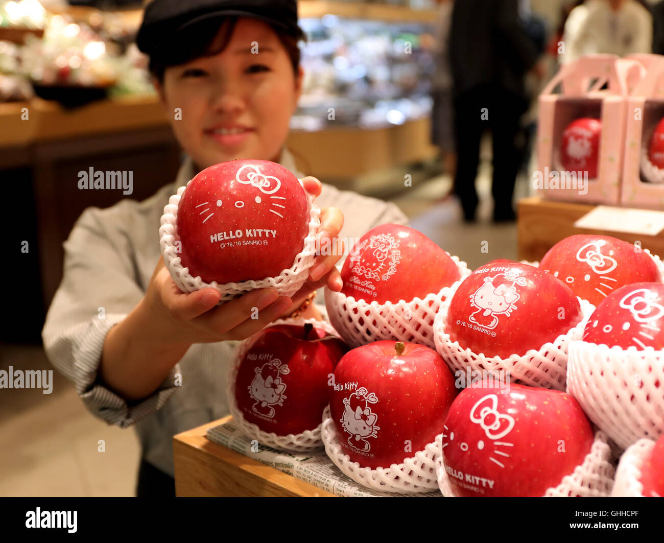 Tokyo, Giappone. 28 Sep, 2016. Il Giappone del magazzino di Mitsukoshi addetto vendite visualizza le mele stampato con il Giappone il famoso gattino character Hello Kitty, prodotta a Aomori presso il department store di Tokyo il mercoledì 28 settembre, 2016. Mitsukoshi ha iniziato la promozione di prodotti alimentari con Hello Kitty caratteri "Hello Kitty equo" al loro piano alimentare attraverso il 11 ottobre. © Yoshio Tsunoda/AFLO/Alamy Live News Foto Stock