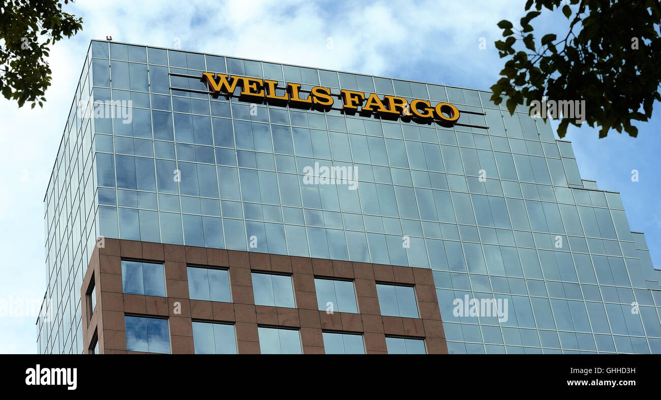 Settembre 28, 2016 - Orlando, Florida, Stati Uniti - Un Wells Fargo Bank Building è visto a Orlando in Florida il 28 settembre 2016. Lo stato della California ha annunciato il 28 settembre 2016 che era caduta la Wells Fargo Bank come il suo legame underwriter e broker-dealer per un periodo di un anno a causa del recente scandalo che coinvolgono la banca sulle pratiche di vendita che ha portato ad un $185 milioni di transazione con i regolatori. Presidente e CEO John Stumpf sarà inoltre incamerata a circa $41 milioni in unvested equity e verranno temporaneamente rinunciato il suo stipendio. Egli è in programma a comparire davanti al Congresso per una seconda volta domani mentre t Foto Stock