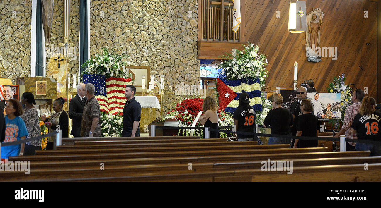 Miami, FL, Stati Uniti d'America. 28 Sep, 2016. La gente a piedi attraverso una visualizzazione per Florida Marlins lanciatore Jose Fernandez, Mercoledì, 28 settembre 2016, presso San Brendan chiesa cattolica, in Miami. Credito: Sun-Sentinel/ZUMA filo/Alamy Live News Foto Stock