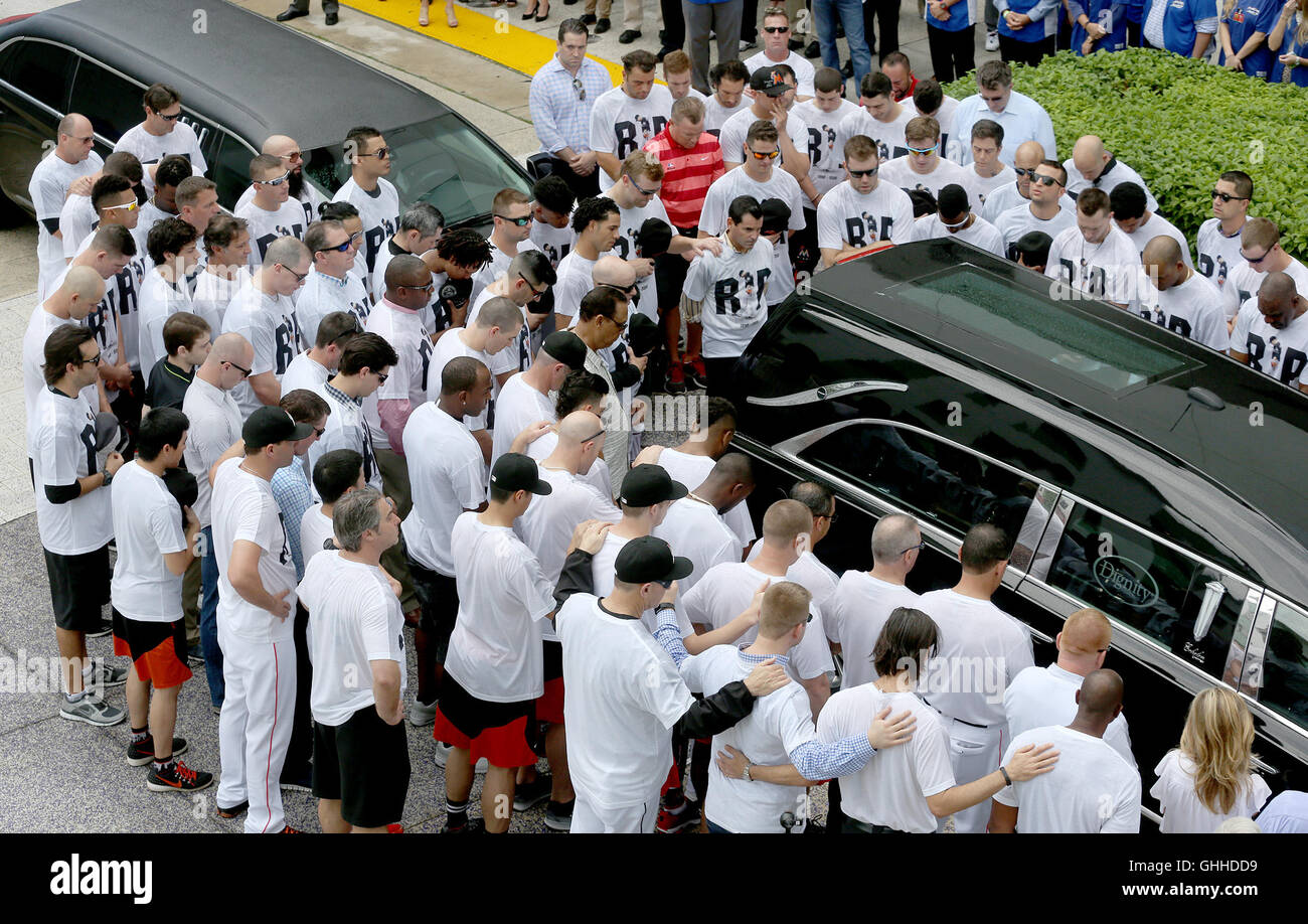 Miami, FL, Stati Uniti d'America. 28 Sep, 2016. Marlins giocatori a raccogliere il trasporto funebre Jose Fernandez come si arriva al parco a sfera. Miami Marlins ventole e riuniti a Marlins Park per dire addio ai Marlins lanciatore Jose Fernandez. Il lanciatore Marlins è stato ucciso in un incidente in barca nel corso del fine settimana. Mike Stocker, South Florida Sun-Sentinel.South Florida; nessun MAGS; NESSUNA VENDITA; NO INTERNET; NO TV. Credito: Sun-Sentinel/ZUMA filo/Alamy Live News Foto Stock