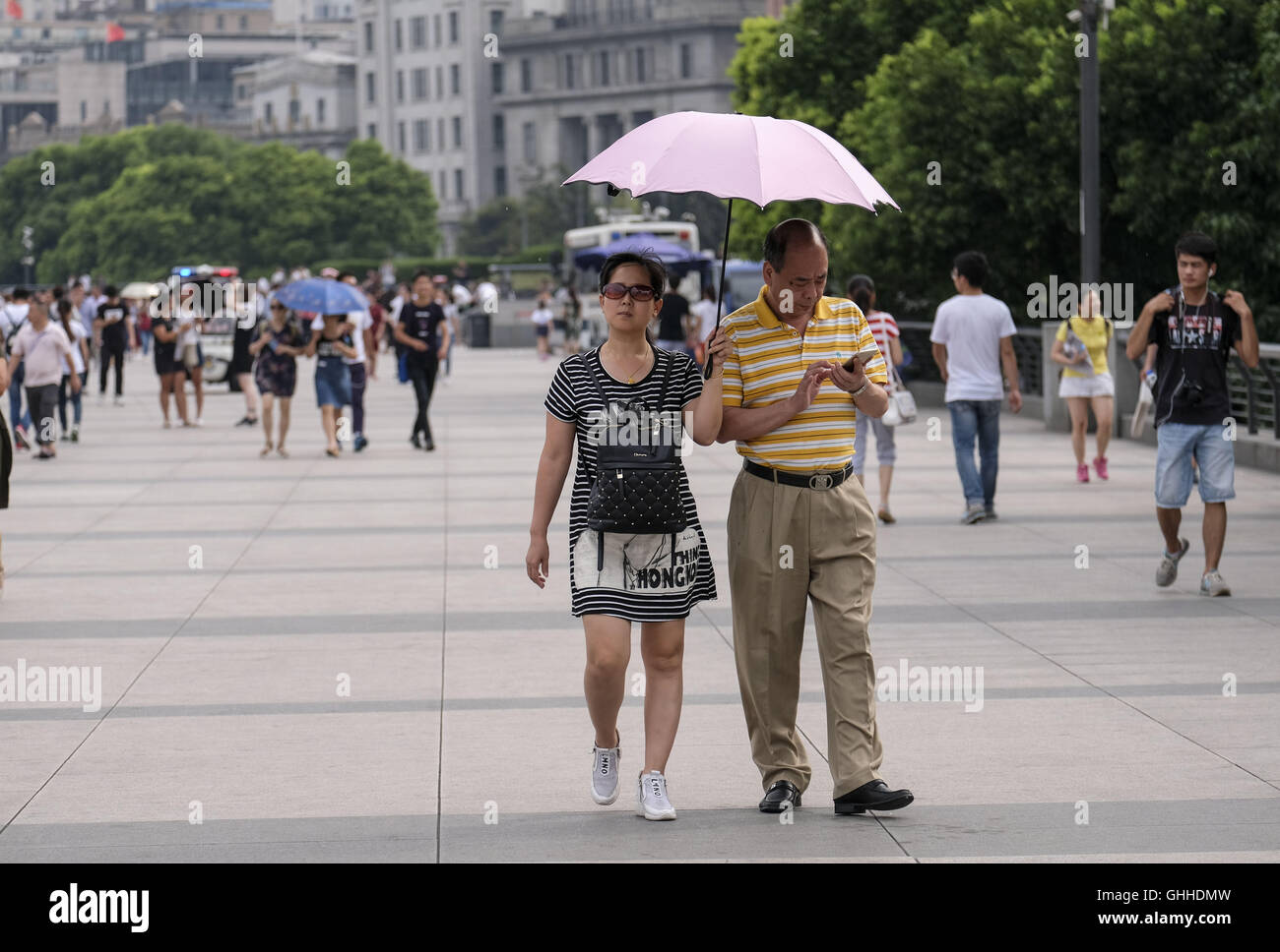 Los Angeles, California, USA. 5 Sep, 2016. La folla di persone al Bund Riverside Walk in Cina a Shanghai, il 6 settembre 2016. Il Bund o Waitan è una zona fronte mare nel centro di Shanghai. La zona centri su una sezione di Zhongshan Road all'interno dell'ex Shanghai International insediamento, che corre lungo la riva occidentale del Fiume Huangpu nella parte orientale di Huangpu District. L'area lungo il fiume facce i moderni grattacieli del quartiere Pudong. Il Bund di solito si riferisce a edifici e banchine su questo tratto di strada, come pure alcune aree adiacenti. Si tratta di uno dei più Foto Stock