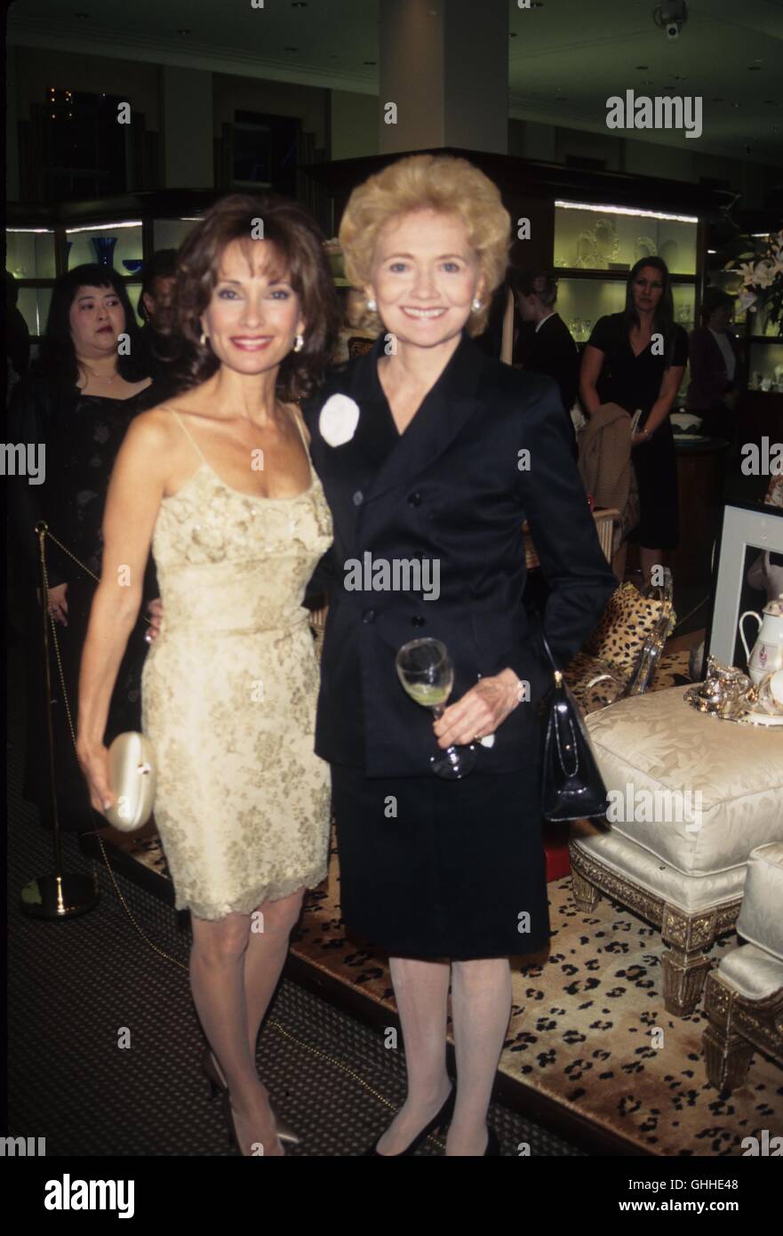 File. 28 Sep, 2016. AGNES NIXON (10 dicembre 1922 - 28 settembre 2016) era un'attrice americana, scrittore e produttore. Ella è più noto come il creatore della soap opera di "Tutti i miei bambini " e " Una vita da vivere, ' è morto. Ella era 93. Nixon è morto a causa di complicazioni dal morbo di Parkinson e di una corsa di recente. Nella foto: 2012 -Susan Lucci con Agnes Nixon.Tiffany caduta impostazione tabella mostra presso il Museo della Radio e della televisione in New York. © Judie Burstein/Globe foto/ZUMAPRESS.com/Alamy Live News Foto Stock