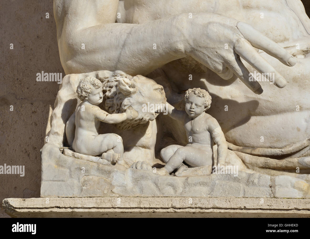 La leggendaria Lupa Capitolina con i gemelli Romolo e Remo, protetto dal Fiume Tevere Dio braccio. Un antica scultura romana in Foto Stock
