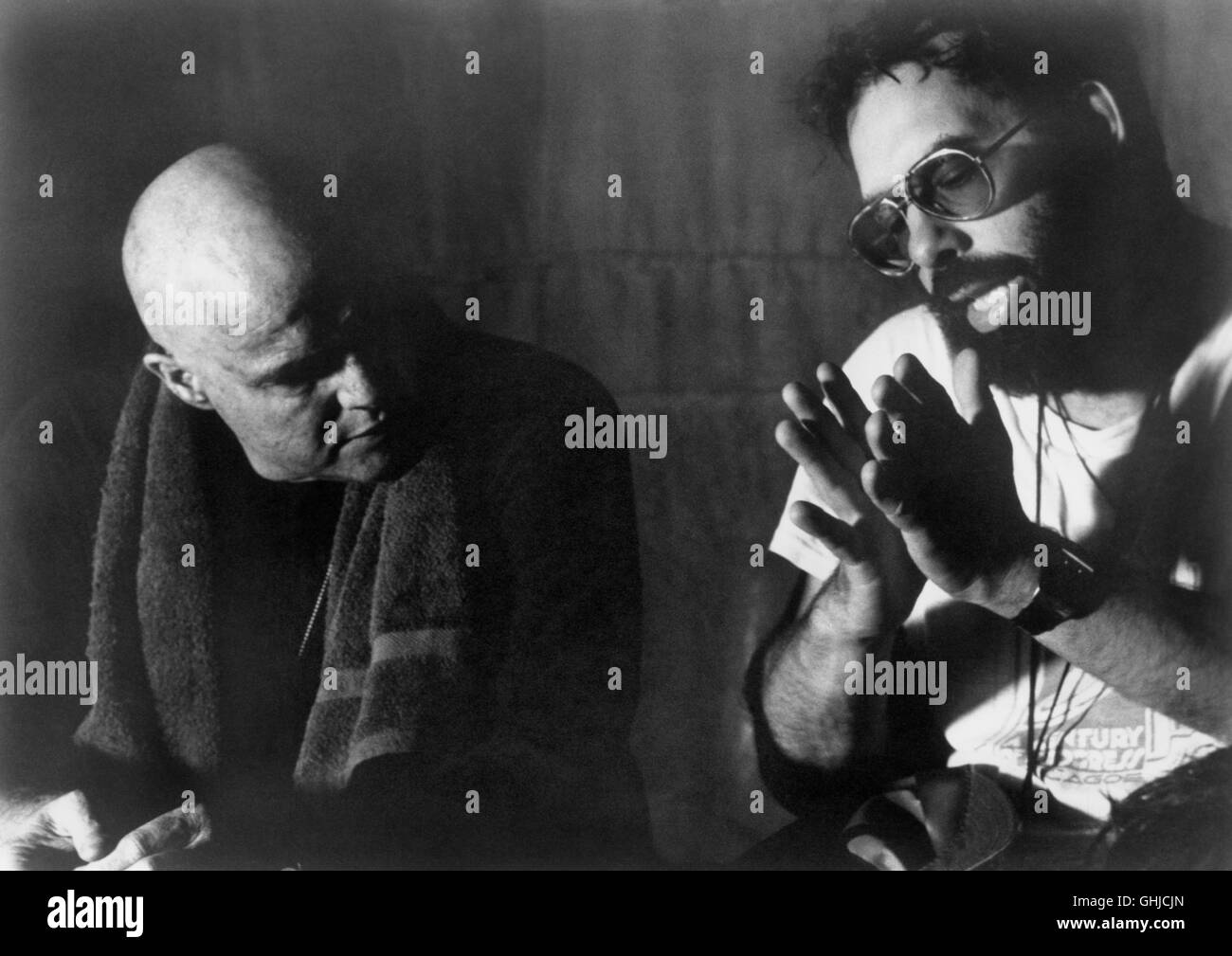 MARLON BRANDO e Direttore Francis Ford Coppola sul set. Regie: Francis Ford  Coppola Foto stock - Alamy
