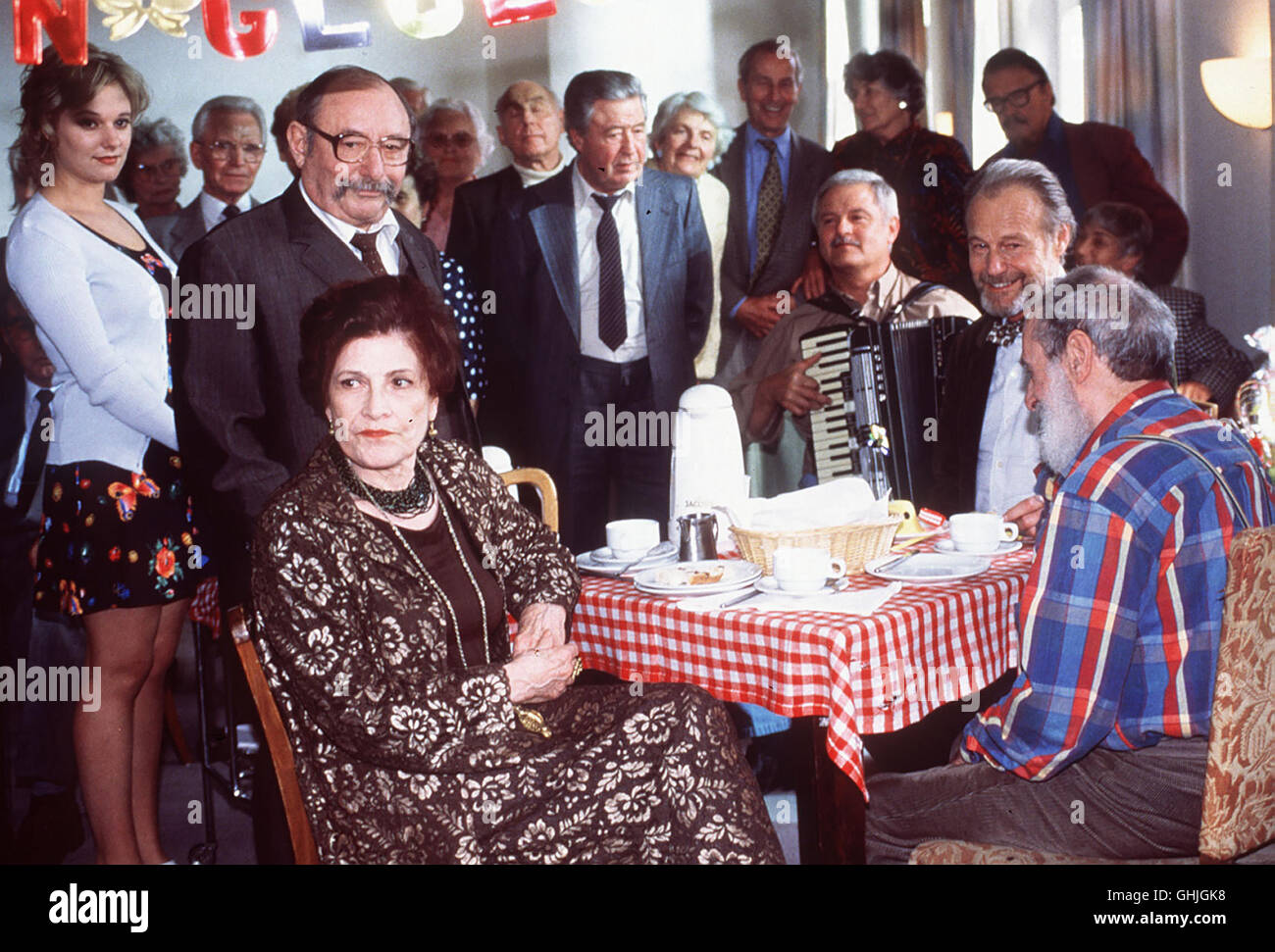 Anton Beck, Richter a.D.,trifft im Altersheim die Trickbetrügerin Firenze de la Rouchefoucauld wieder, die er vor über 20 Jahren ins Gefängnis brachte. Gemeinsam machen sich die beiden daran, einen Mordfall aufzuklären ... Foto vlnr: Luisa (EVA HASSMANN), Anton Beck (HEINZ SCHUBERT), Firenze de la Rouchefoucauld (GISELA UHLEN), Lohmann (DIRK DAUTZENBERG), Alfons Richter (KARL WALTER DIESS), Wittig (GERRY lupo). Regie: Susanne Zanke Foto Stock