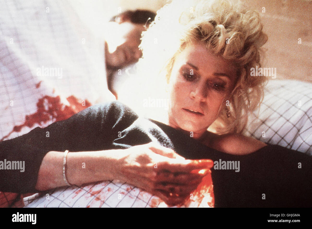 Nach einer wieder mal durchzechten Nacht wacht die Schauspielerin Alex Sternbergen (Jane Fonda) reichlich verkatert in einem fremden Bett auf. Neben ihr ein unbekannter Mann - tot, Mit einem Küchenmesser in der Brust. Regie: Sidney Lumet aka. La mattina dopo Foto Stock