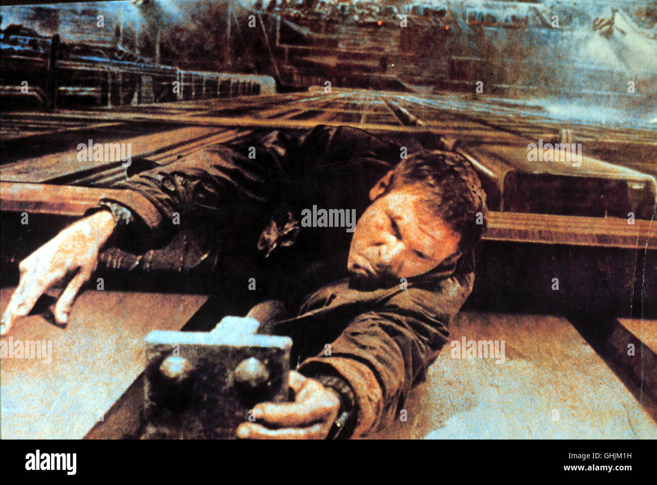 Los Angeles, 2019: Rick Deckard (Harrison Ford) ist ein "Blade Runner", ein Polizist, der untergetauchte 'Replikanten' jagt - künstlich hergestellte Menschen, die Nur für vier Jahre sind programmiert und plötzlich einen Überlebens-drang entwickeln. Rick gerät in einen Konflikt, als er sich in die schöne Replikantin Rachael verliebt. Regie: Ridley Scott aka. Blade Runner Foto Stock