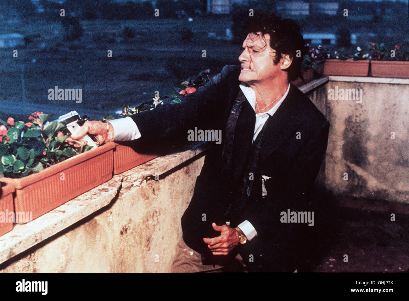 Der Konkurs des Mafia-Bankiers Spinola und der damit zusammenhängende Mord un einem Mailänder Anwalt lösen eine Welle der Gewalt aus. Der Corleone-Pate Lercara läßt seine Gegner gnadenlos ermorden. Auch die Kinder des Palermo-Paten Ragusa (TONY MUSANTE) sind unter den Opfern. Der Richter ermittelnde Falco kann schließlich Ragusa als Kronzeugen gewinnen... Regie: Pasquale Squitieri aka. Il pentito Foto Stock