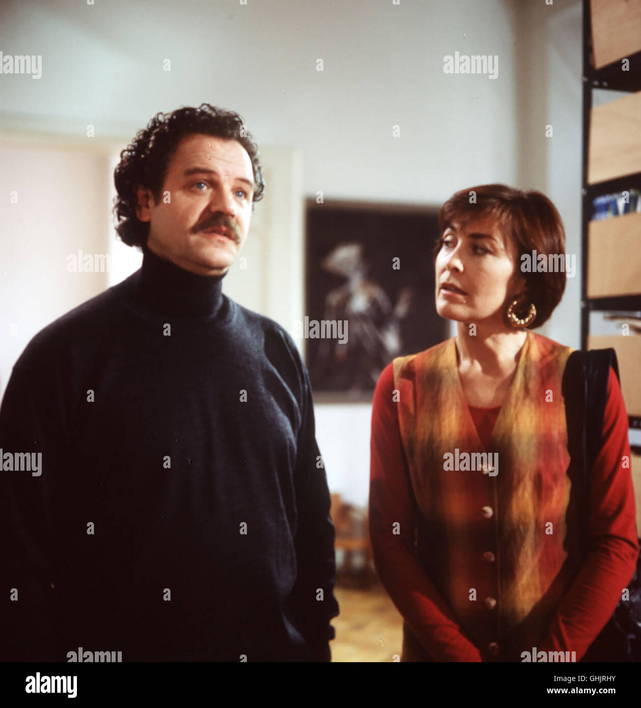 Anna Marx (THEKLA CAROLA WIES) sucht Zuber (GUNTER BERGER) auf, um nach dem verschwundenem mysteriös Bild zu fragen. Regie: Markus Imboden aka. Alte Feindschaft 9 Foto Stock
