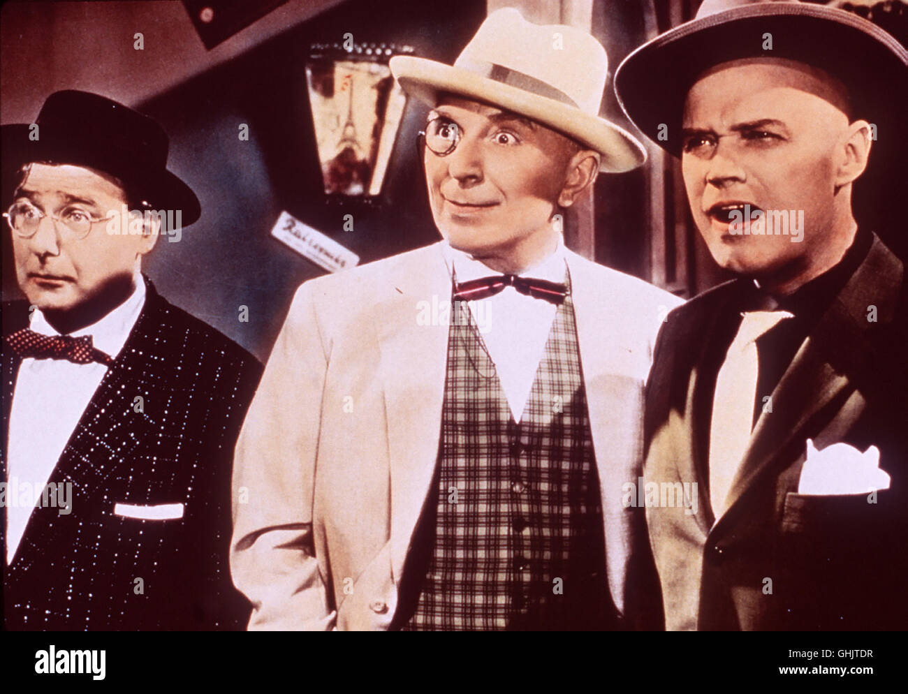 Erwin Tucke ist ein liebenswürdiger, aber etwas weltfremder Dichter, der sieben Tage pro Woche Reime für einen Postkartenverlag schreibt. Während sein Verleger KÜrber mit den Vierzeilern ein gutes Geschäft macht, ist Erwin immer pleite. Um zum einjährigen Hochzeitstag mit circuizione Frau Ulla feierlich ausgehen zu können, muß Erwin ein paar Mark nebenbei verdienen... WALTER GROSS THEO LINGEN KURT MEISEL Regie: Kurt Meisel Foto Stock