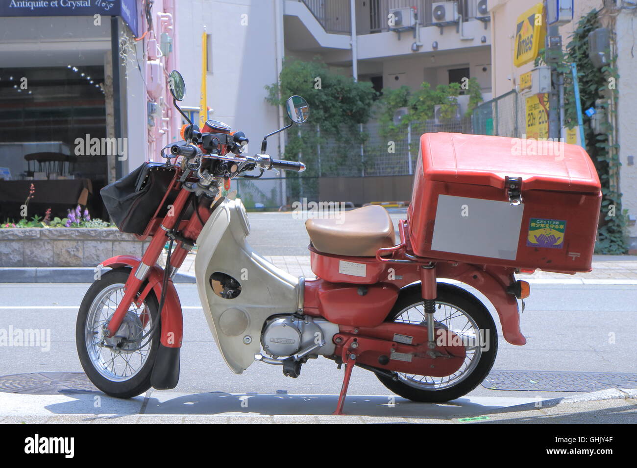 Japan Post della consegna della posta in moto a Kobe in Giappone. Foto Stock