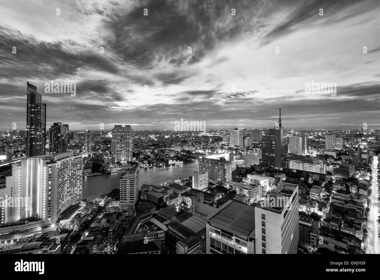 Bianco nero Skyline di Bangkok e il fiume Chao Phraya Foto Stock