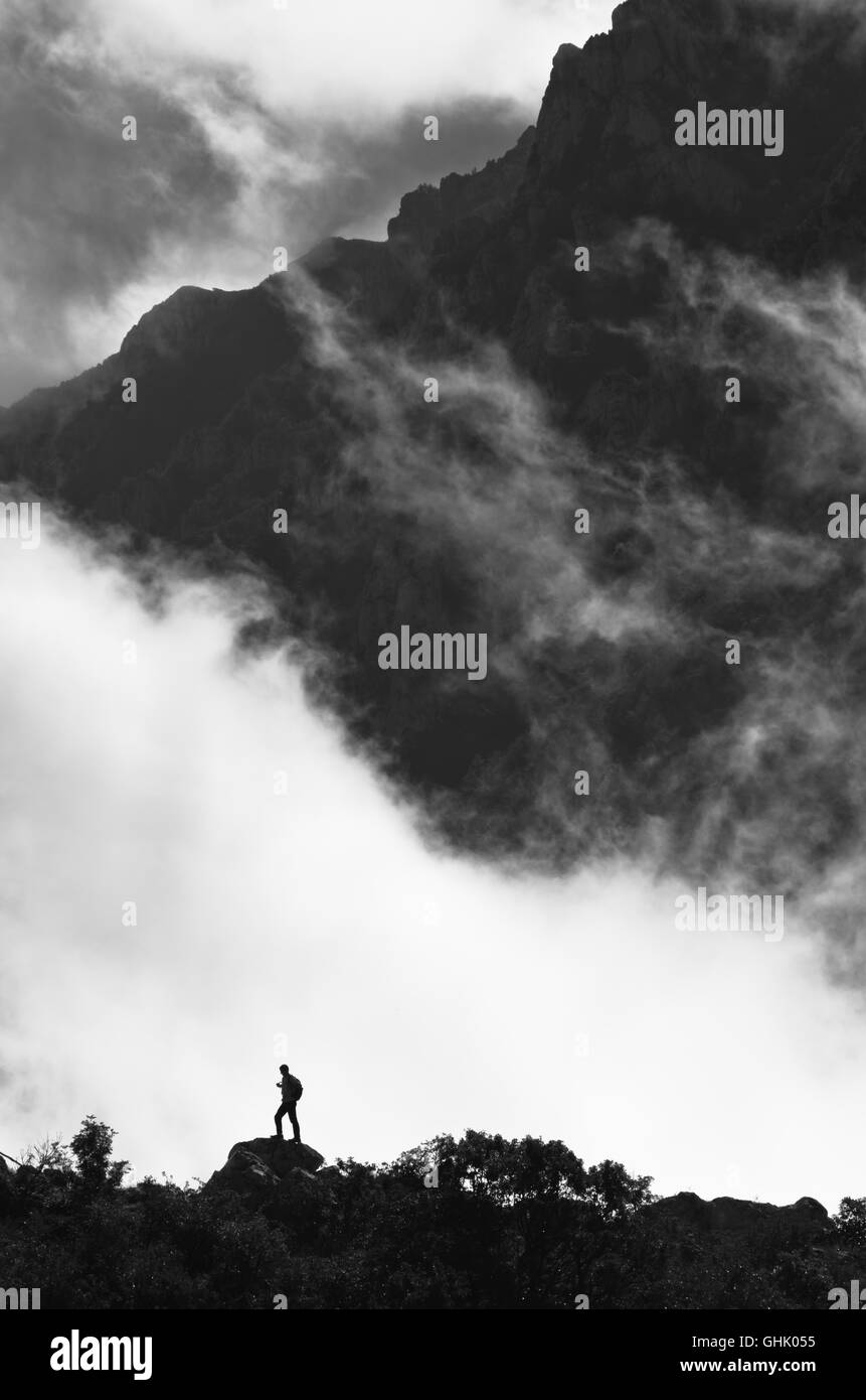 Picchi di montagna di Suva Planina al mattino coperto di nuvole Foto Stock