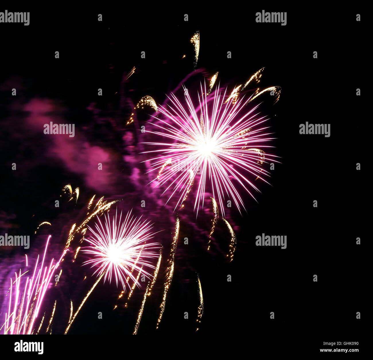 Grandi fuochi d'artificio nel cielo scuro Foto Stock