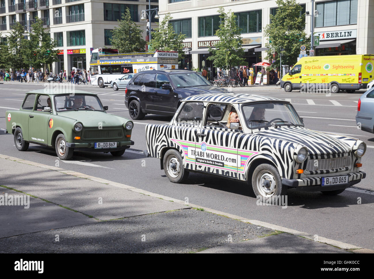 Trabis sulle strade nel centro di Berlino, Germania Foto Stock
